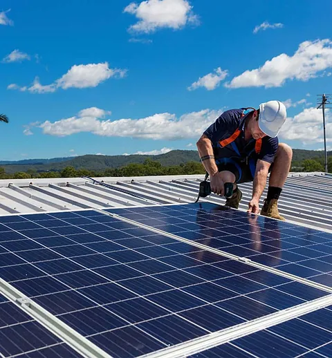 Instalaciones Jose Pablo Collazo hombre instalando panel solar